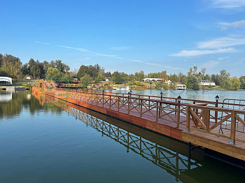 Floating pedestrian bridge over the Lyuboseyevka River
